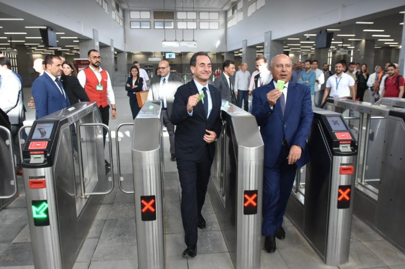 وزير النقل وسفير فرنسا يستقلان القطار الكهربائي الخفيف والخط الثالث للمترو لمتابعة مستوى الخدمة