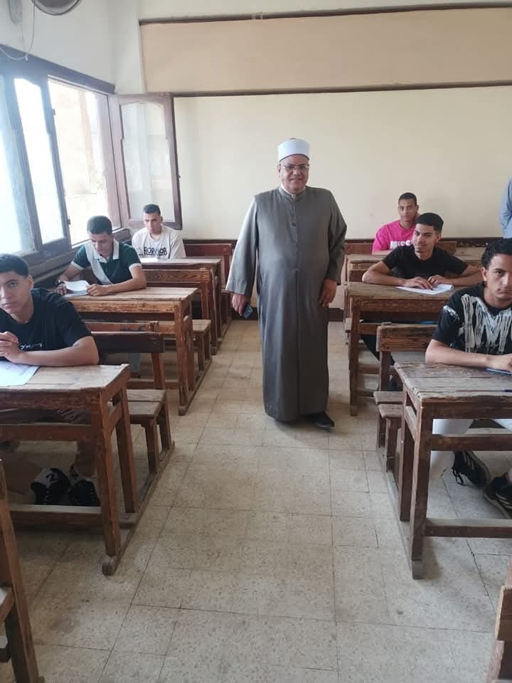 رئيس الإدارة المركزية لمنطقة بنى سويف الأزهرية يتابع سير امتحانات الشهاده الثانويه 