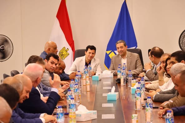 محافظ دمياط ووزير الشباب والرياضة يجتمعان مع نواب مجلسي النواب والشيوخ بديوان عام المحافظة