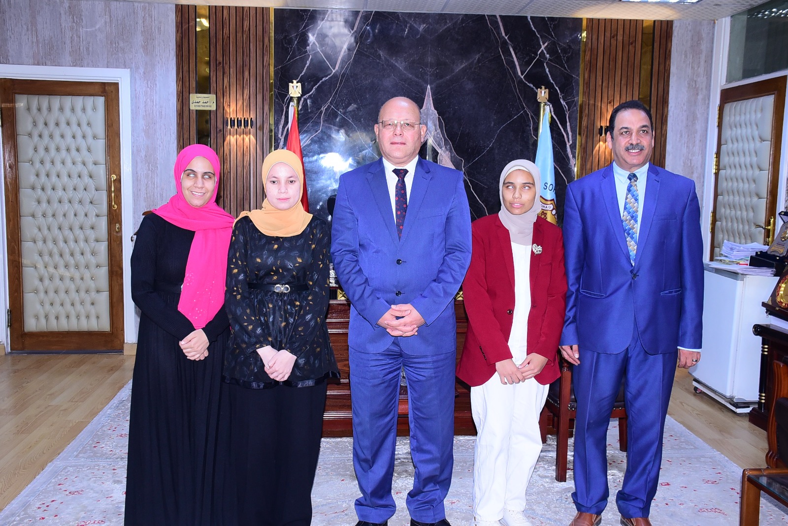 طالبة من ذوي الإعاقة بجامعة سوهاج تتألق كمذيعة وتجري حوارًا ملهمًا مع رئيس الجامعة حول تمكين ودمج الطلاب 