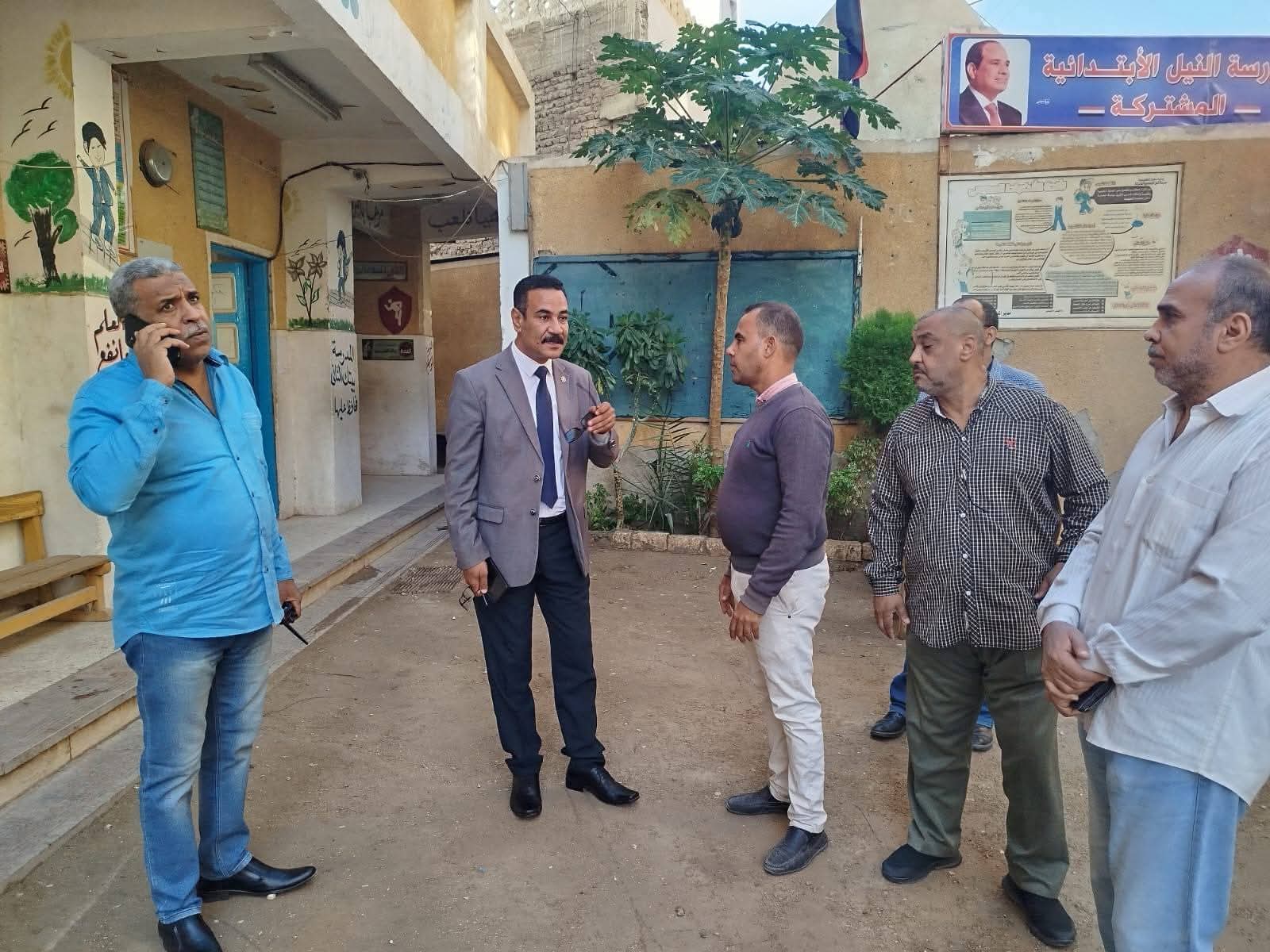 مدير عام تعليمية دشنا يرافق رئيس مجلس ومدينة دشنا فى تفقد جاهزية مقار اللجان الأنتخابية