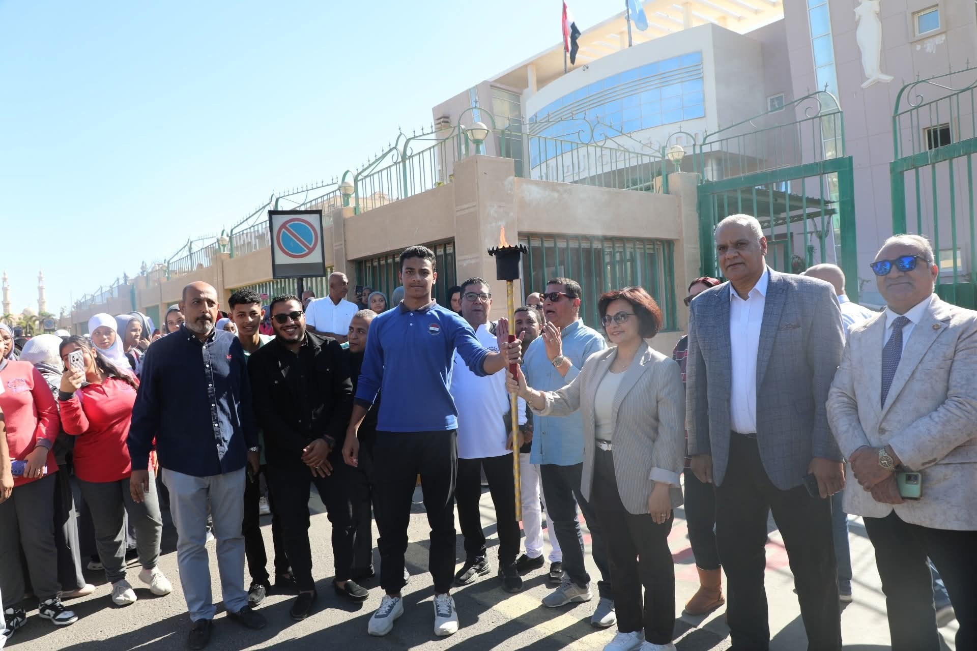 اطلاق شارة البدء لإفتتاح النسخة السادسة من الأولمبياد الرياضي للمحافظات الحدودية بالبحر الأحمر