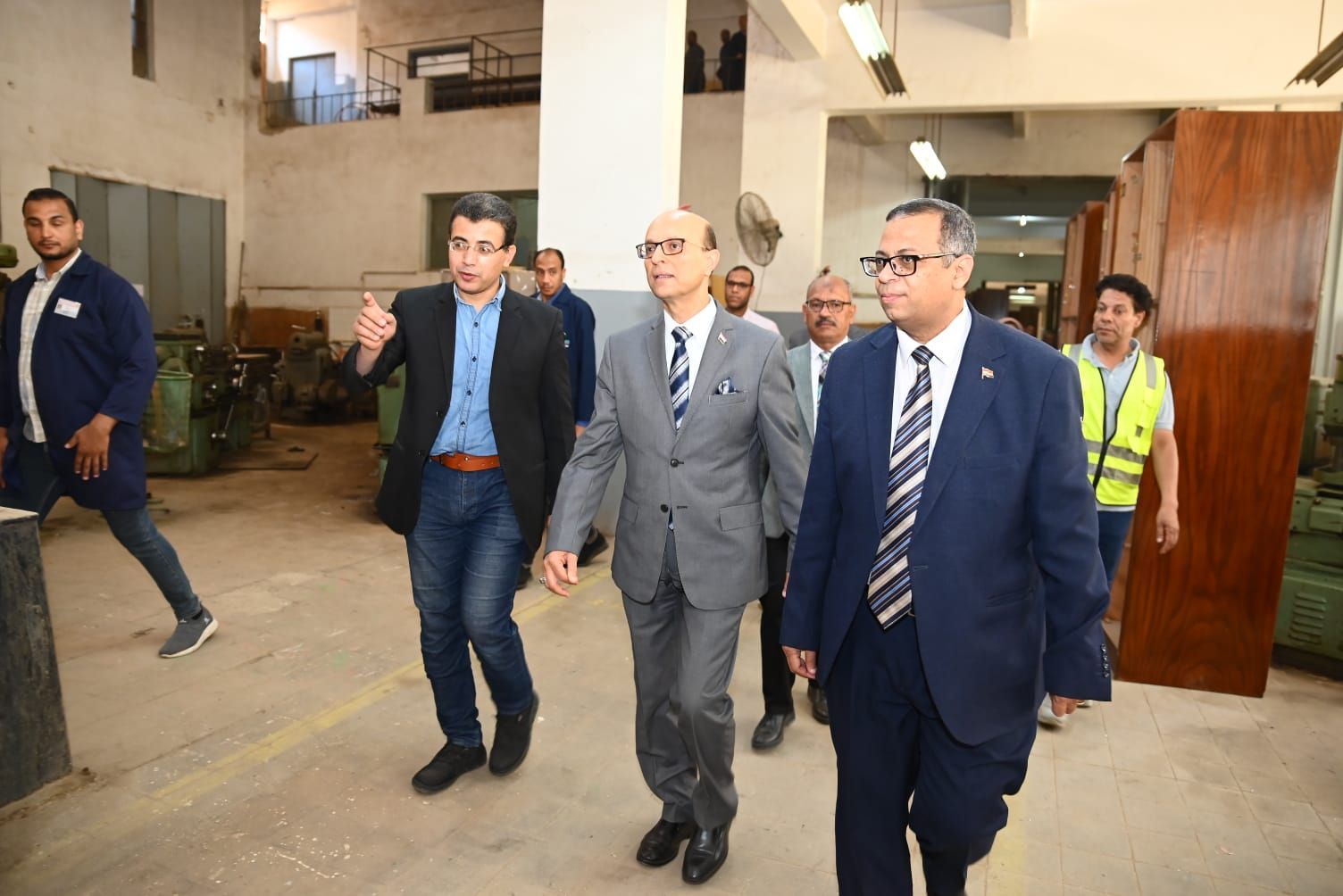 المنشاوي يتفقد ورش كلية الهندسة بجامعة أسيوط ويؤكد: الورش تجسيد عملي لتكامل التعليم والإنتاج من أجل خدمة المجتمع