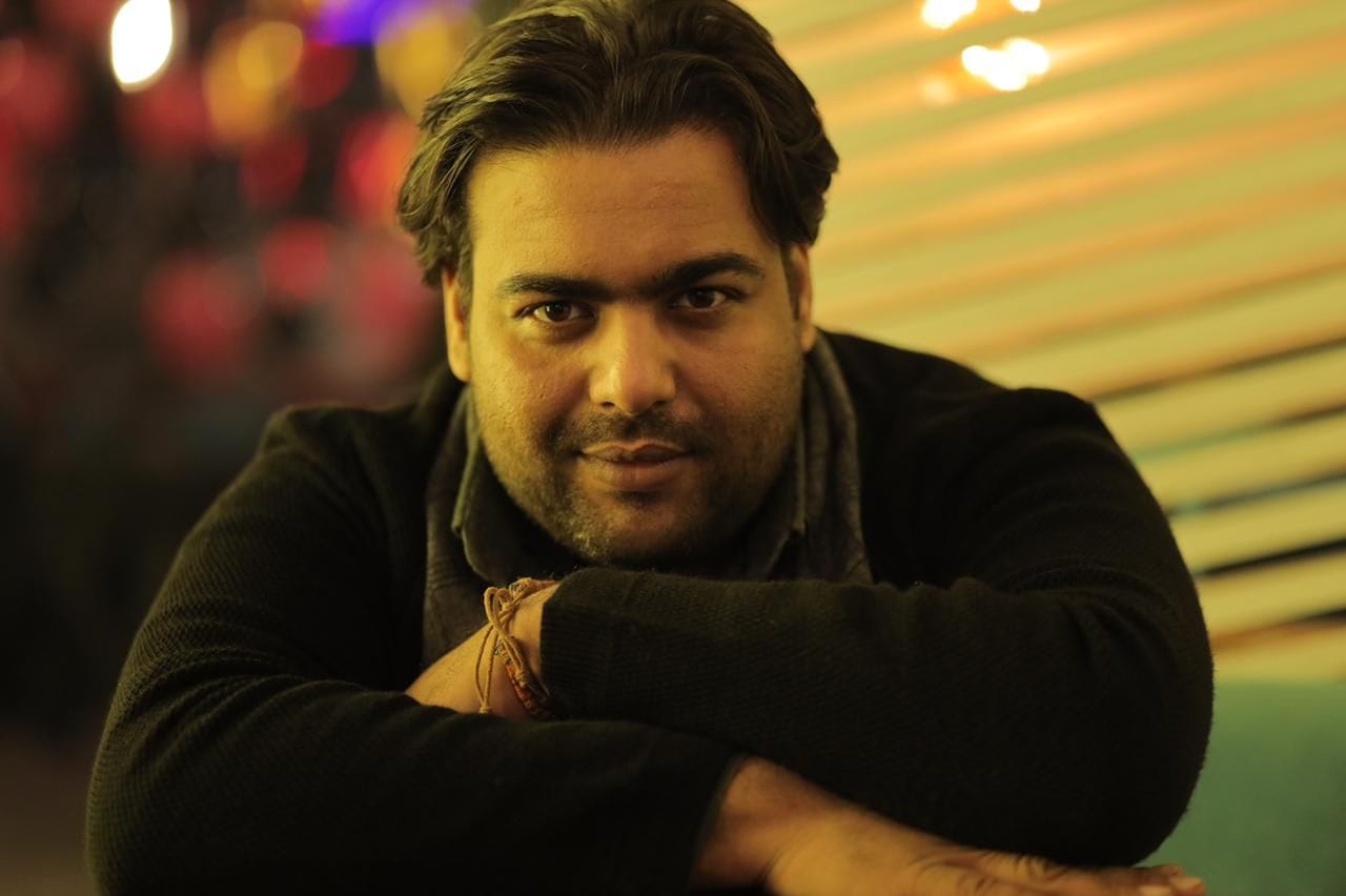 حاتم محسن يمنح تامر حسني 
