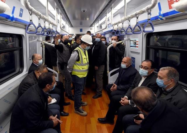 رئيس الوزراء يتابع التشغيل التجريبي للقطار الكهربائي الخفيف LRT
