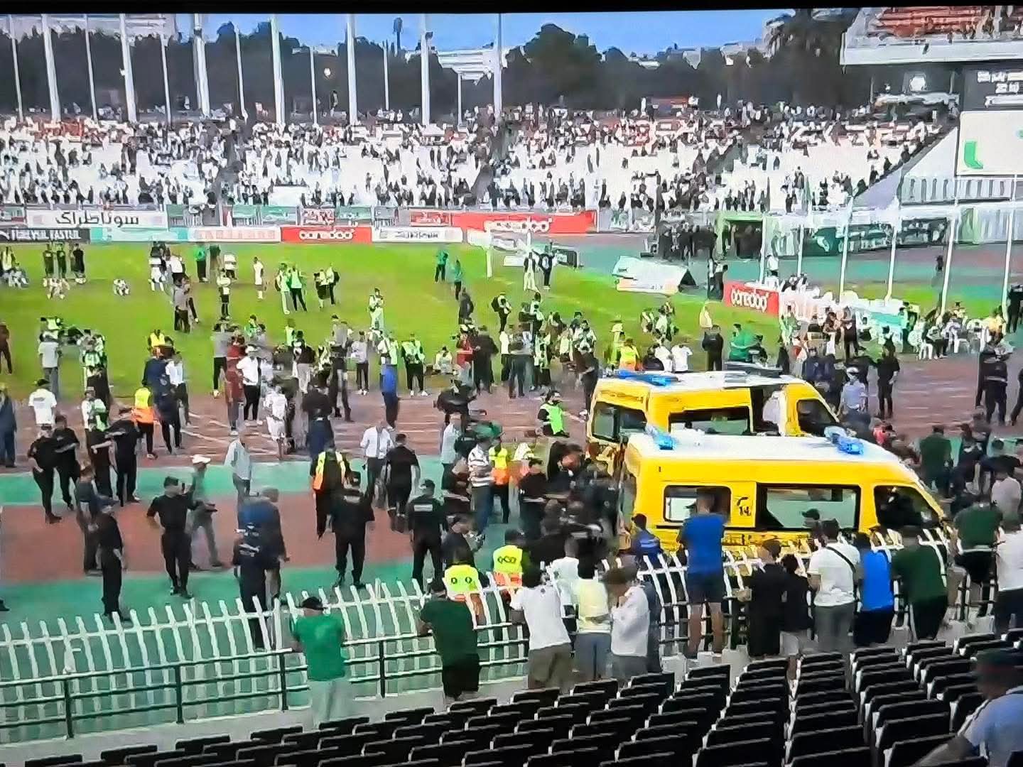 وفاة مشجع وإصابة آخرين فى احتفالات مولودية الجزائر وتأجيل تسليم درع الدورى