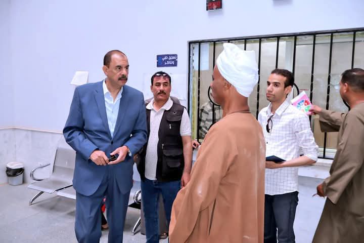خلال جولة مفاجئة بمركز البلينا  محافظ سوهاج يحيل 12 من العاملين بطب الأسرة للتحقيق
