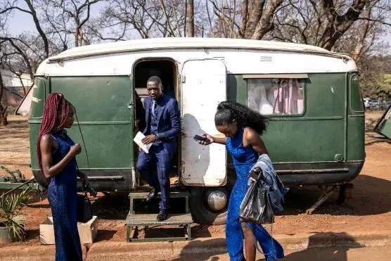 مركبة صدئة توفّر خدمات للعرائس في زيمبابوي 