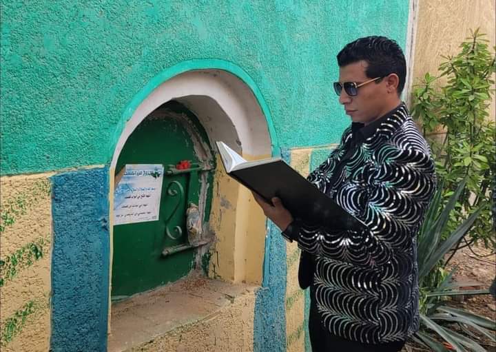 من أمام قبره.. عدوية شعبان عبدالرحيم يٌحيي الذكرى الثالثة لوفاة والده