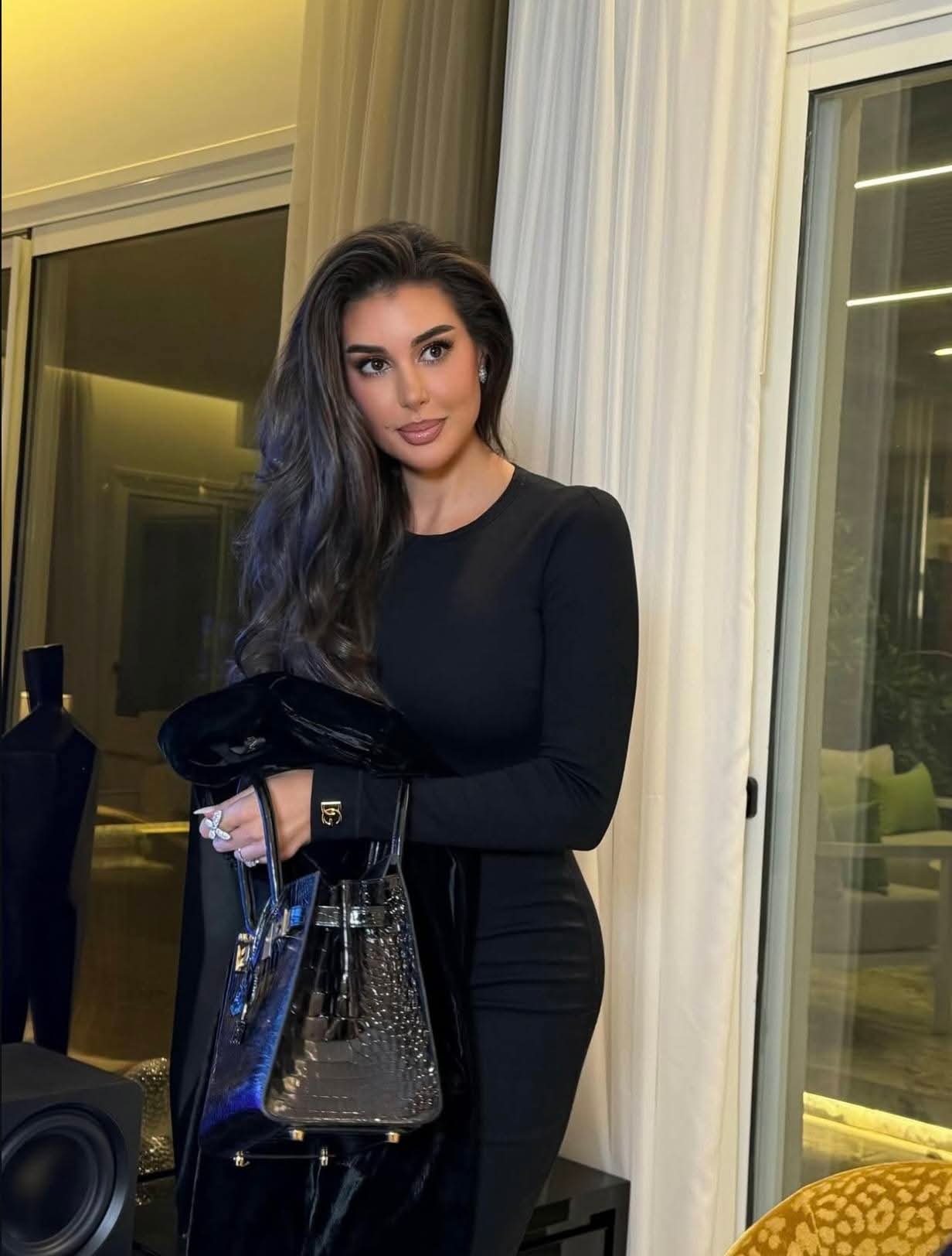 ياسمين صبرى تخطف الأنظار بإطلالة سوداء أنيقة   