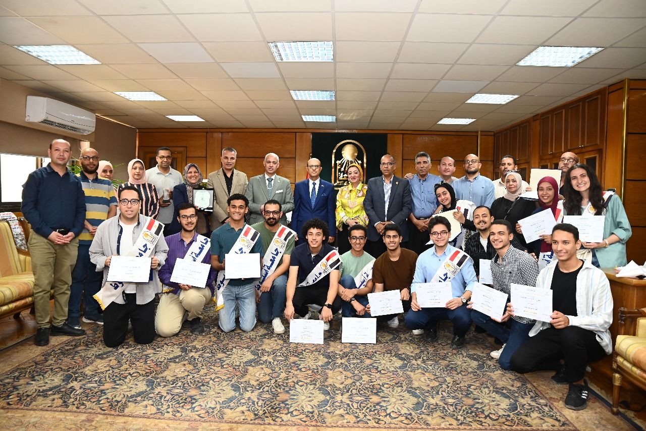 رئيس جامعة أسيوط يحتفي بطلاب الجامعة الفائزين في مهرجان 