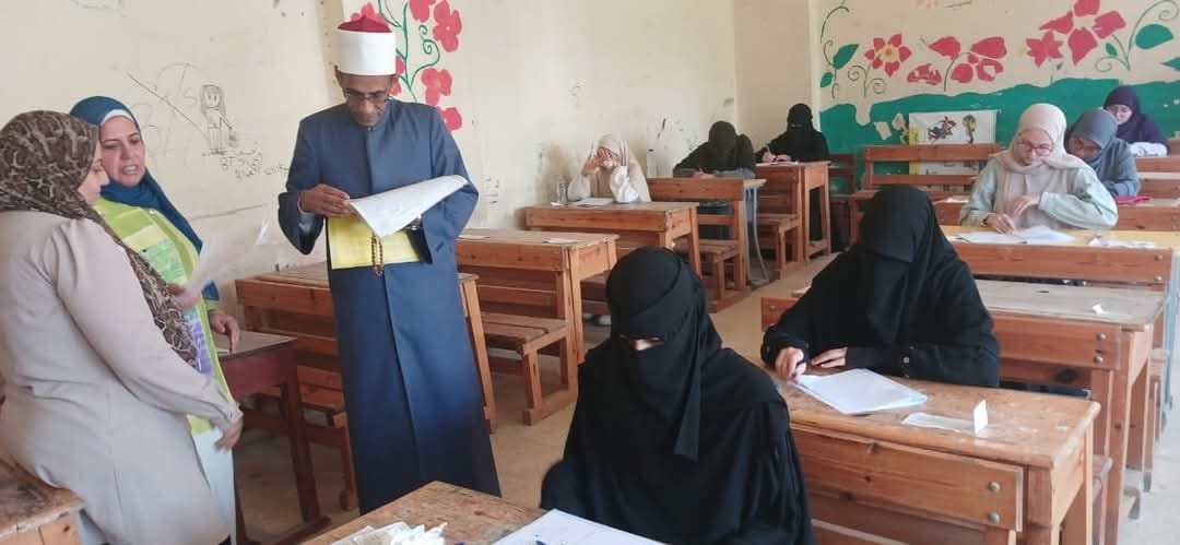 رئيس الإدارة المركزية لمنطقة القاهرة  يتفقد أمتحانات الشهادة الثانوية الأزهرية .