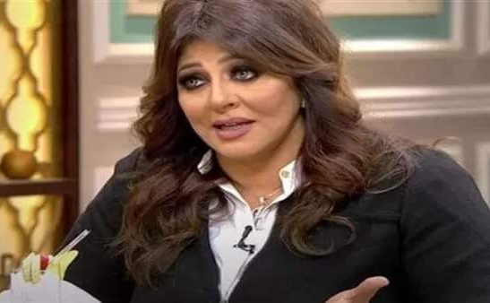 انا متبستره ٠٠ تعليق مثير من هالة صدقي على سخونة الجو