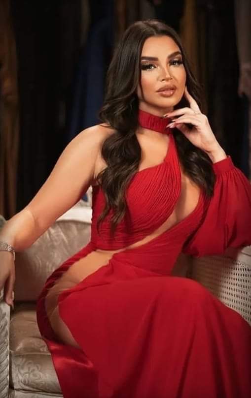 جوهرة تستعرض جمالها وتكشف عن أنوثتها بالأحمر الناري