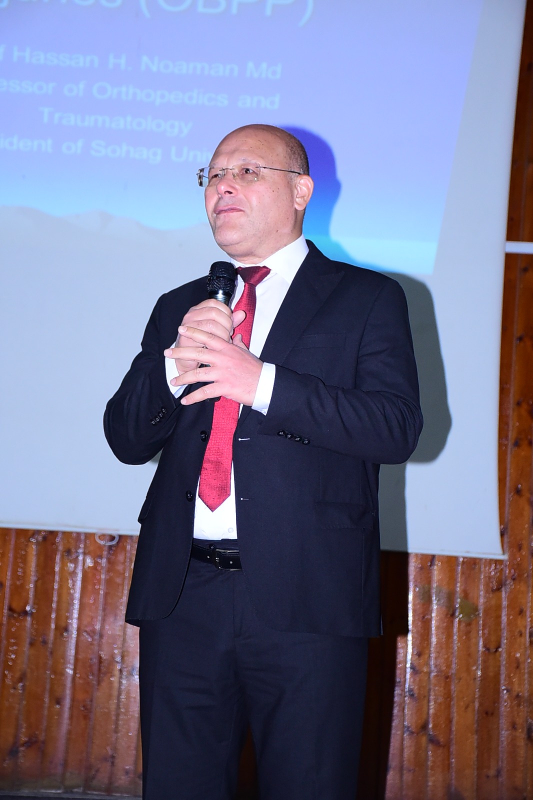 رئيس جامعة سوهاج يواصل دوره الأكاديمي ويلقي محاضرة لطلاب الطب عن شلل الضفيرة العصبية الولادي 