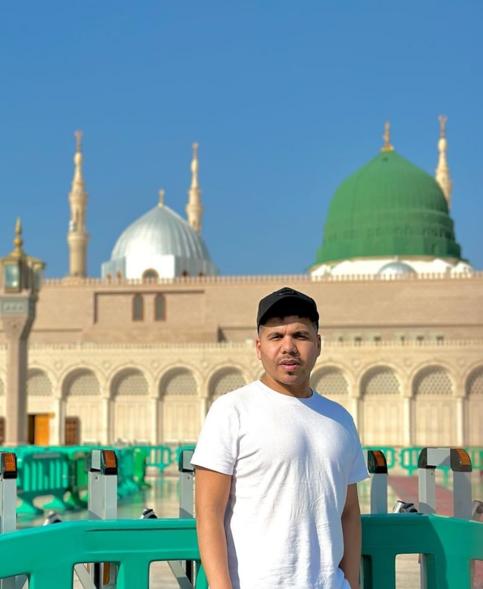 عمر كمال يحرص على أداء صلاة الظهر  بالمسجد النبوي 