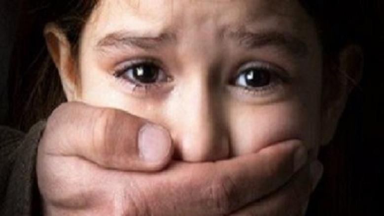 عامل بمكتبة يجبر طالبة قاصر علي مشاهدة
