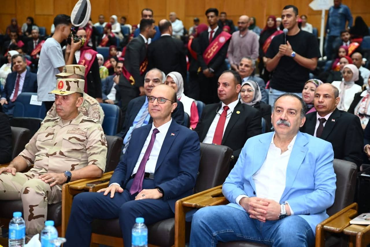 الدكتور أحمد المنشاوي ومحافظ أسيوط ورئيس أركان المنطقة الجنوبية العسكرية يشهدون جلسة حوارية للواء طيار سمير عزيز ميخائيل أحد أبطال حرب أكتوبر مع طلاب جامعة أسيوط