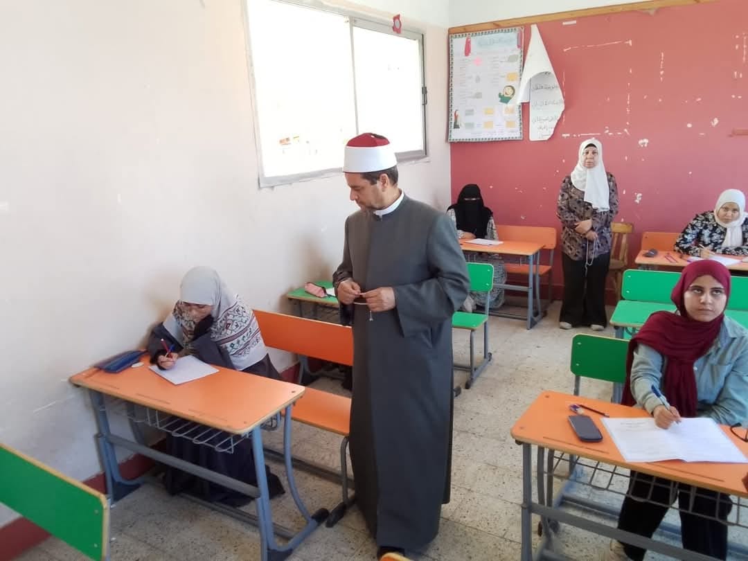رئيس الإدارة المركزية لمنطقة الإسماعيلية الأزهرية يتابع امتحانات الثانوية الأزهرية بإدارة الإسماعيلية