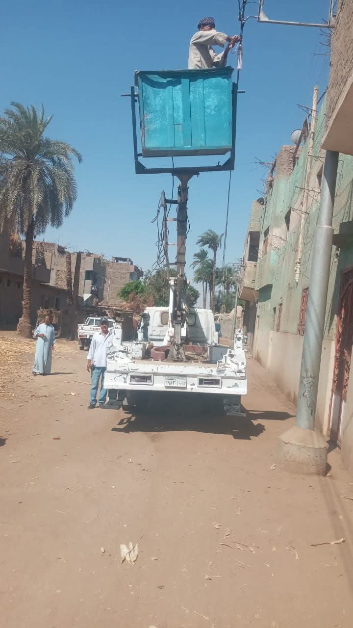 محافظ أسيوط: مواصلة صيانة وتركيب كشافات جديدة.. والوحدة المحلية لمركز صدفا ترفع كفاءة منظومة الإنارة بقرية البربا بصدفا