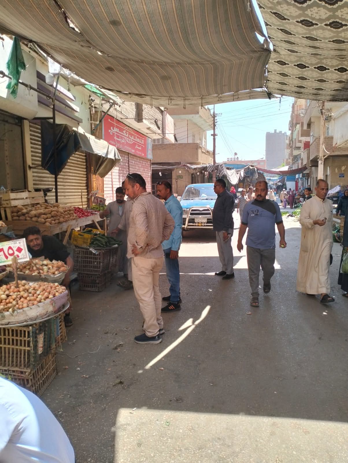 تكثيف حملات إزالة الإشغالات والمخالفات وتحسين مستوى النظافة العامة بطهطا