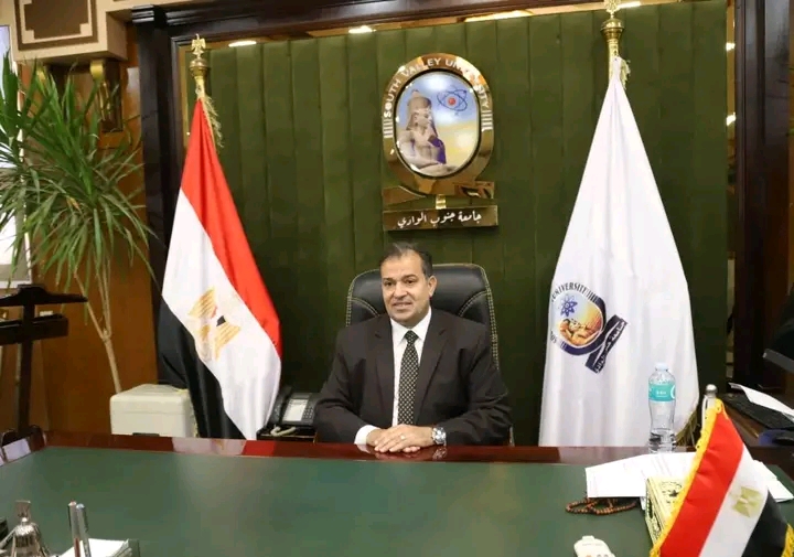 عميد حقوق جنوب الوادى يجتمع بأعضاء هيئة التدريس لبحث استعدادات العام الدراسى الجديد