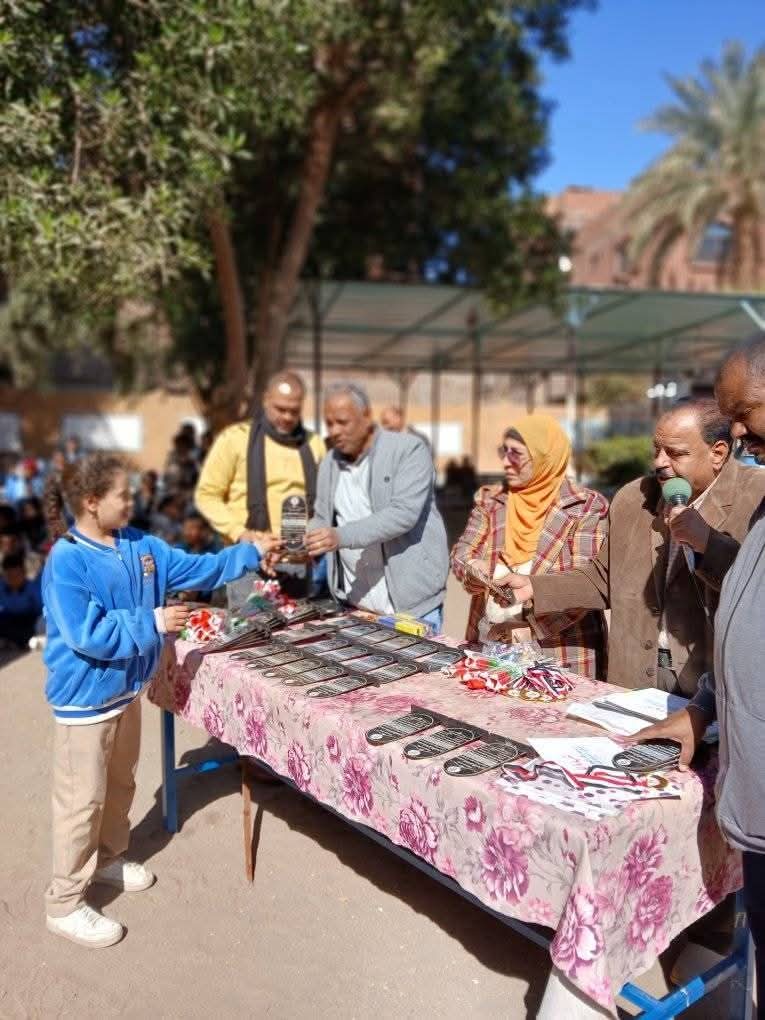 كوم امبو : تكريم الطلاب والمعلمين بمدرسة طاهر الأنصاري بحضور مدير التعليم الإبتدائي