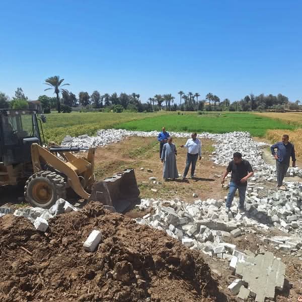 م. على بهنس تنفيذ الإزالة الفورية للشدة الخشبية لسقف مخالف بالدور الارضى بدون ترخيص على مساحة ١٠٠ متر بناحية قرية السلاموني التابعة بمجلس قروى الحواويش