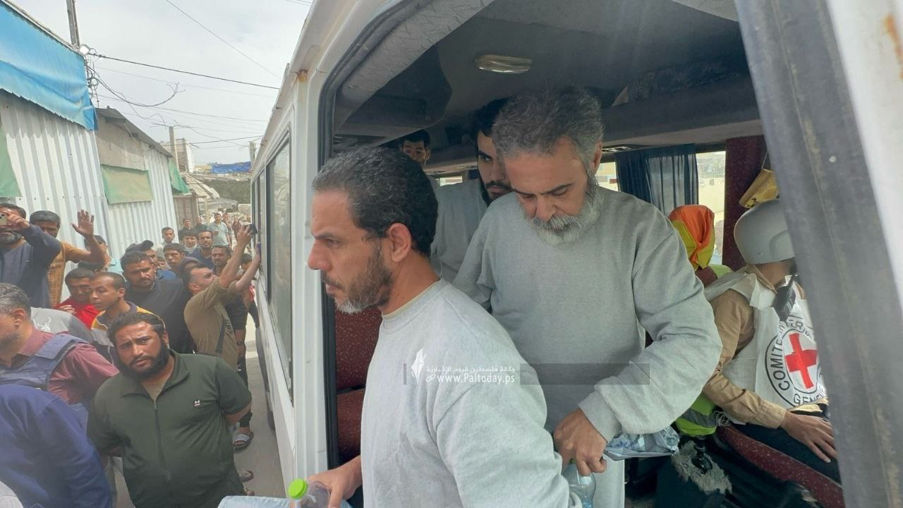 بينهم سيدتان.. الاحتلال يفرج عن 12 معتقلا فلسطينيا من غزة