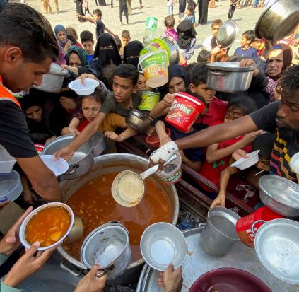 الأونروا: أطفال غزة يبحثون في القمامة عن أي شيء يمكنهم أكله أو بيعه