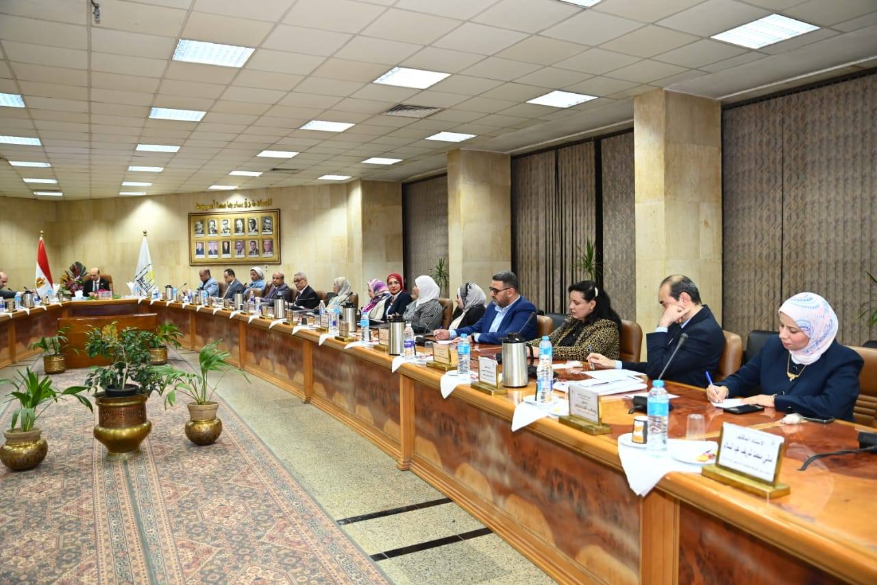 مجلس جامعة أسيوط يهنئ فخامة الرئيس السيسى بمناسبة قرب حلول عيد الأضحى المبارك
