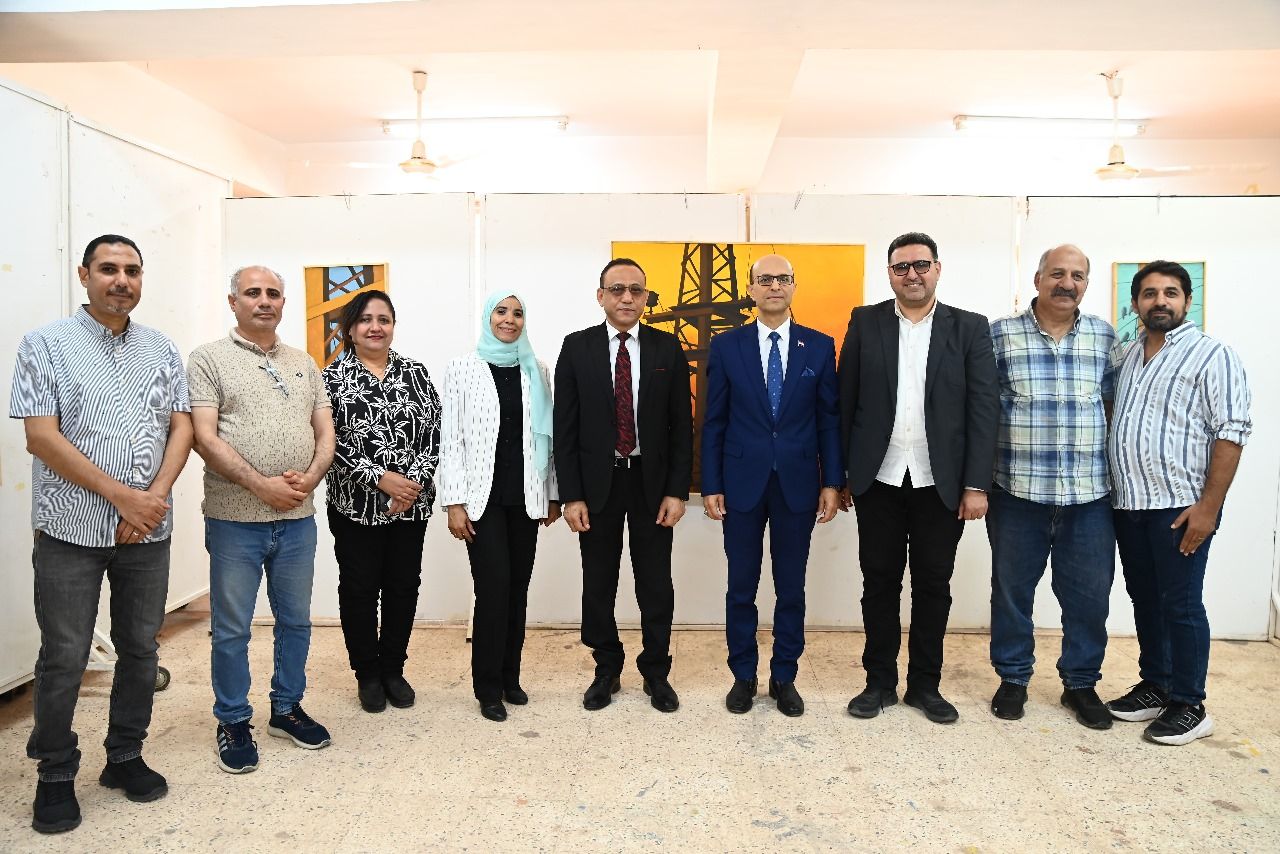 رئيس جامعة أسيوط يفتتح المعرض الفني 