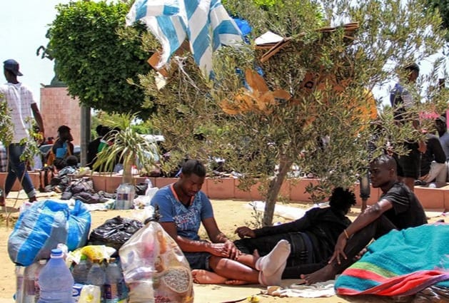 تنفيذ عمليات إخلاء قسري من قبل السلطات التونسية لنحو 500 مهاجر من دول جنوب الصحراء الكبرى