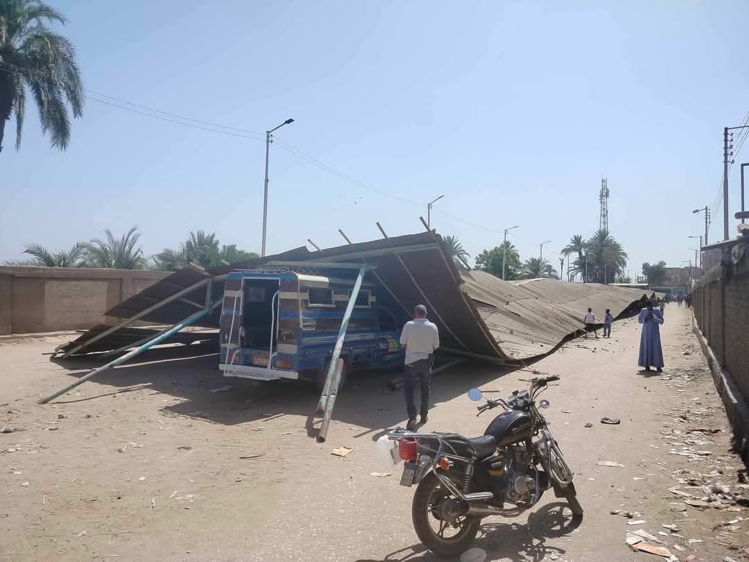 انهيار سقف بموقف سيارات أجرة يتلف 30 سيارة بمحافظة قنا 