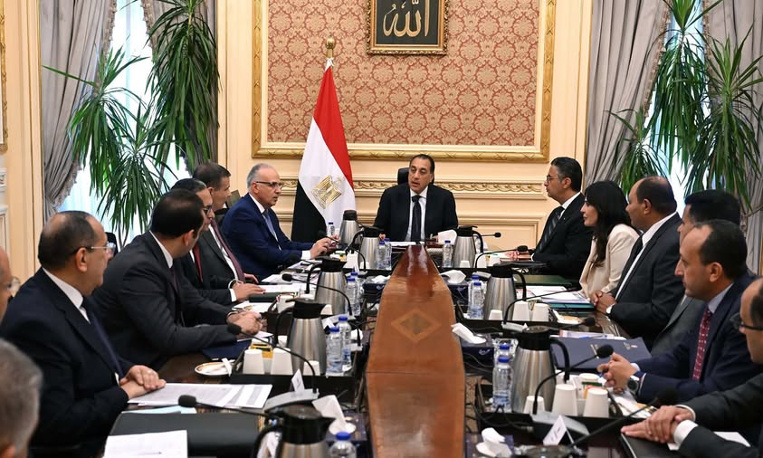 رئيس الوزراء يتابع مع الوزارات المعنية تطوير منظومة الري لزراعة قصب السكر