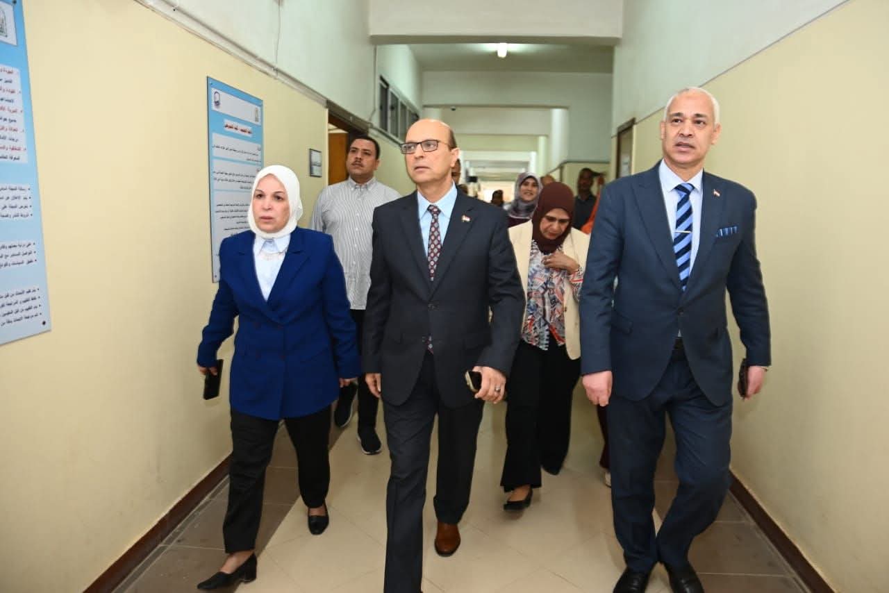 رئيس جامعة أسيوط يتفقد أعمال حملة التطعيم ضد فيروس الكبد الوبائي 