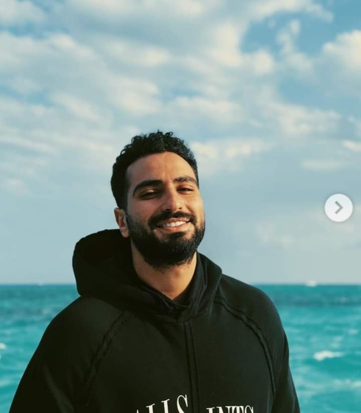 كل سنة وانا طيب ٠٠ محمد الشرنوبي يهنئ نفسه بعيد ميلاده