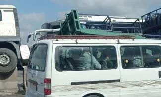 اصطدام سيارة نقل محملة باسطوانات غاز بسور الطريق الدائري في الجيزة