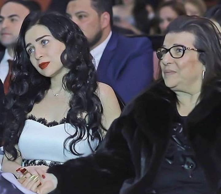 الفنانة مي عز الدين  ٠٠ والدتها المسيحية كانت تحسها على تعاليم الإسلام 