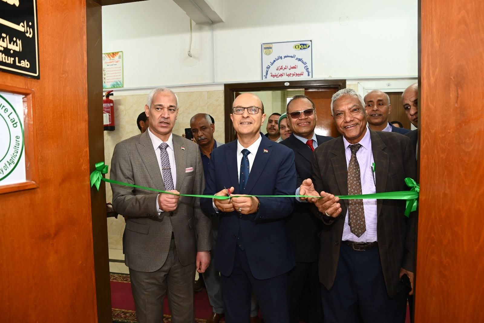 الدكتور المنشاوي يفتتح معمل زراعة الأنسجة النباتية بالمعامل المركزية بكلية الزراعة جامعة أسيوط