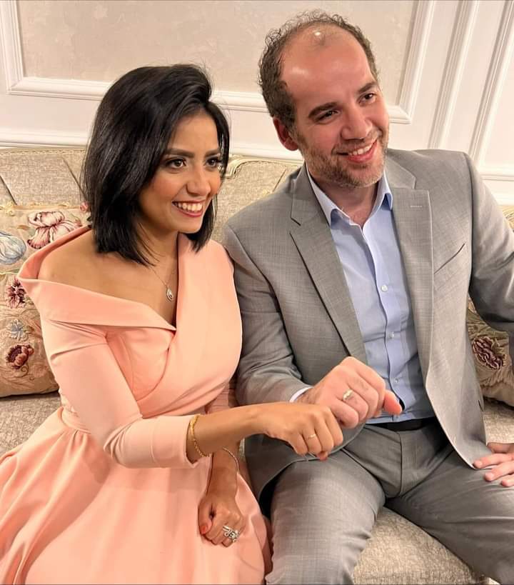 بإطلالة راقيه ٠٠ الفنانة سهر الصايغ تحتفل بخطوبتها بين أهلها