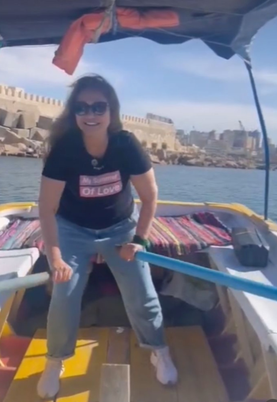 فى حب الاسكندريه .. ليلى علوي تشعل السوشيال ميديا   بالرقص على المركب