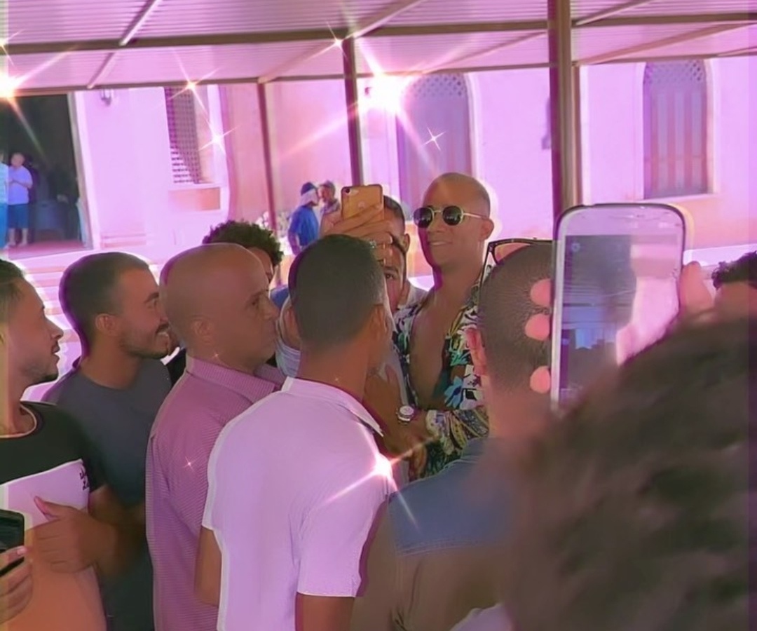 محمد رمضان يلتقط سيلفي مع جمهوره: ماتفوتناش صلاة الجمعة