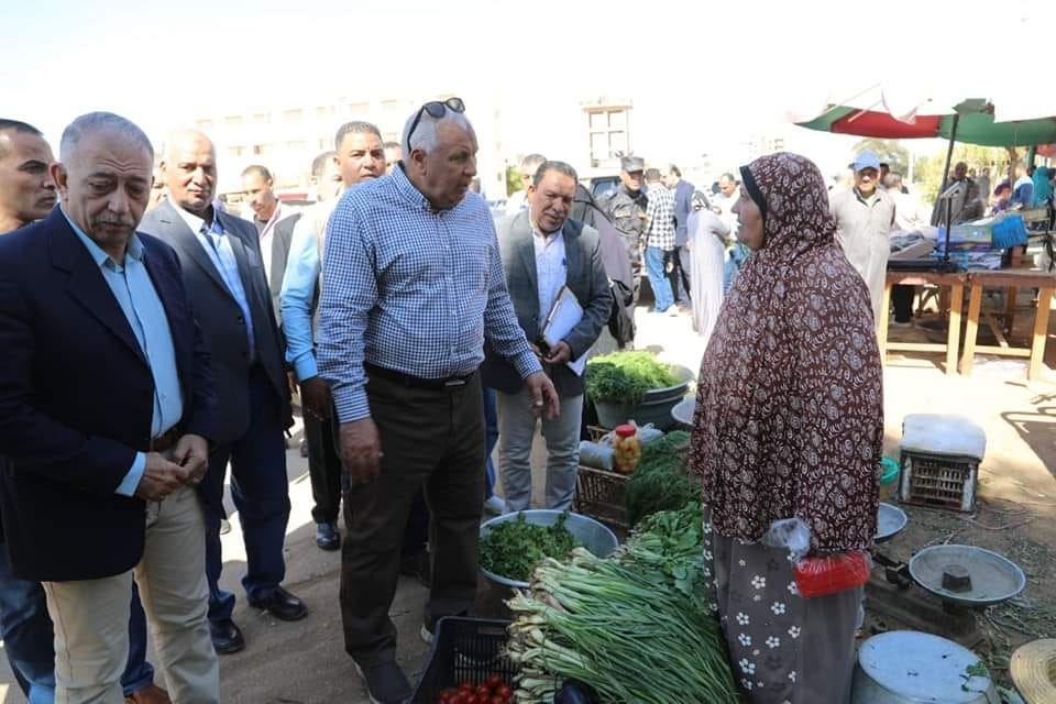 محافظ الوادي الجديد يتفقّد مبادرات بيع السلع الغذائية