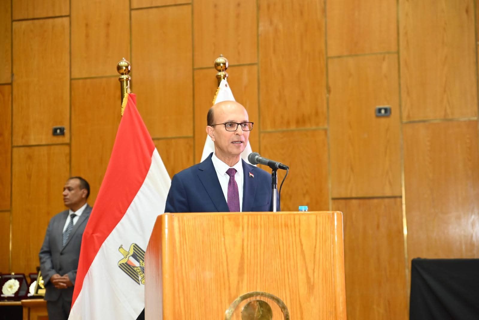 رئيس جامعة أسيوط يعلن توصيات الملتقى العلمي الثاني للبرامج المهنية لدعم الإصلاح المؤسسي وتحديث الجهاز الإداري