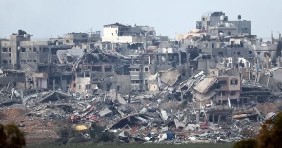 الدفاع المدني في غزة: قوات الاحتلال تنسف وتدمر مربعات سكنية شرق خانيونس