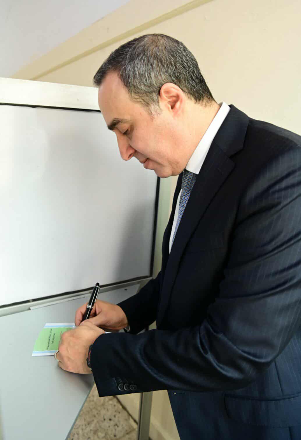 الأمين العام لمجلس النواب يدلي بصوته في انتخابات البرلمان 2025