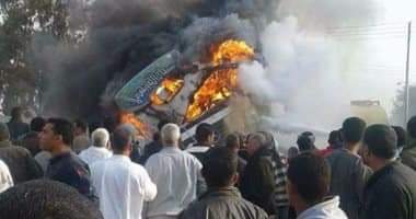 مصرع وإصابة 6 أشخاص أثر انقلاب سيارة وإشتعالها على الطريق الدولى بكفر الشيخ