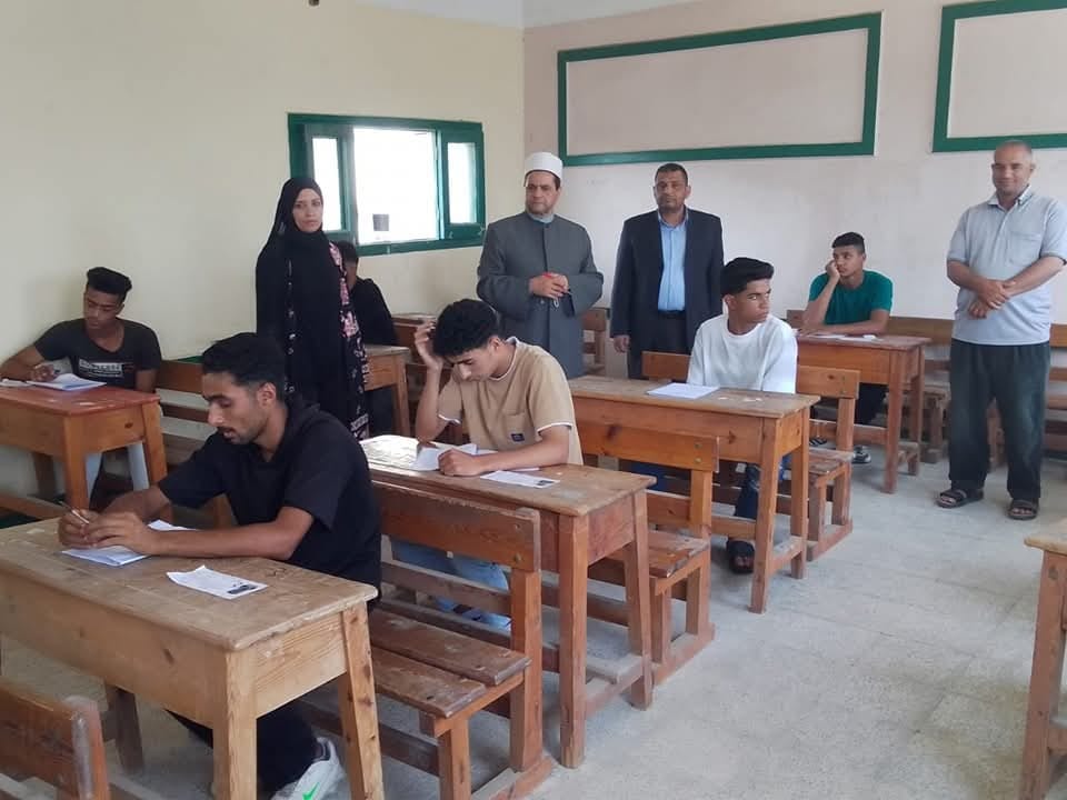 رئيس الإدارة المركزية لمنطقة الإسماعيليّة الأزهرية يتابع سير امتحانات الشهادة الثانوية بإدارة الإسماعيليّة التعليمية
