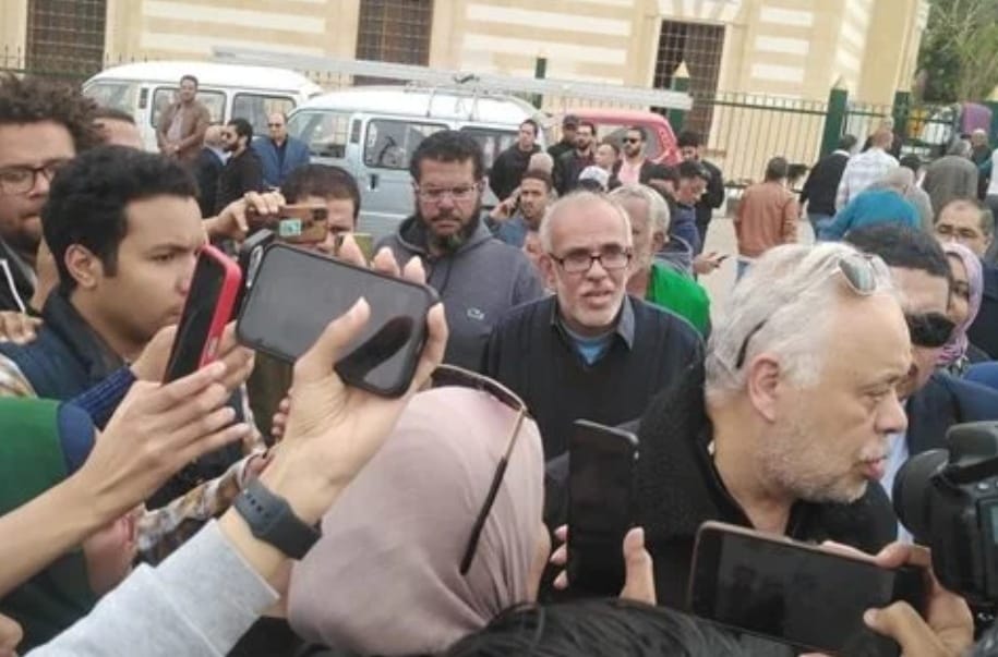 أشرف زكي وأحمد الجندي يؤديان صلاة الجنازة على الراحله لبنى محمود